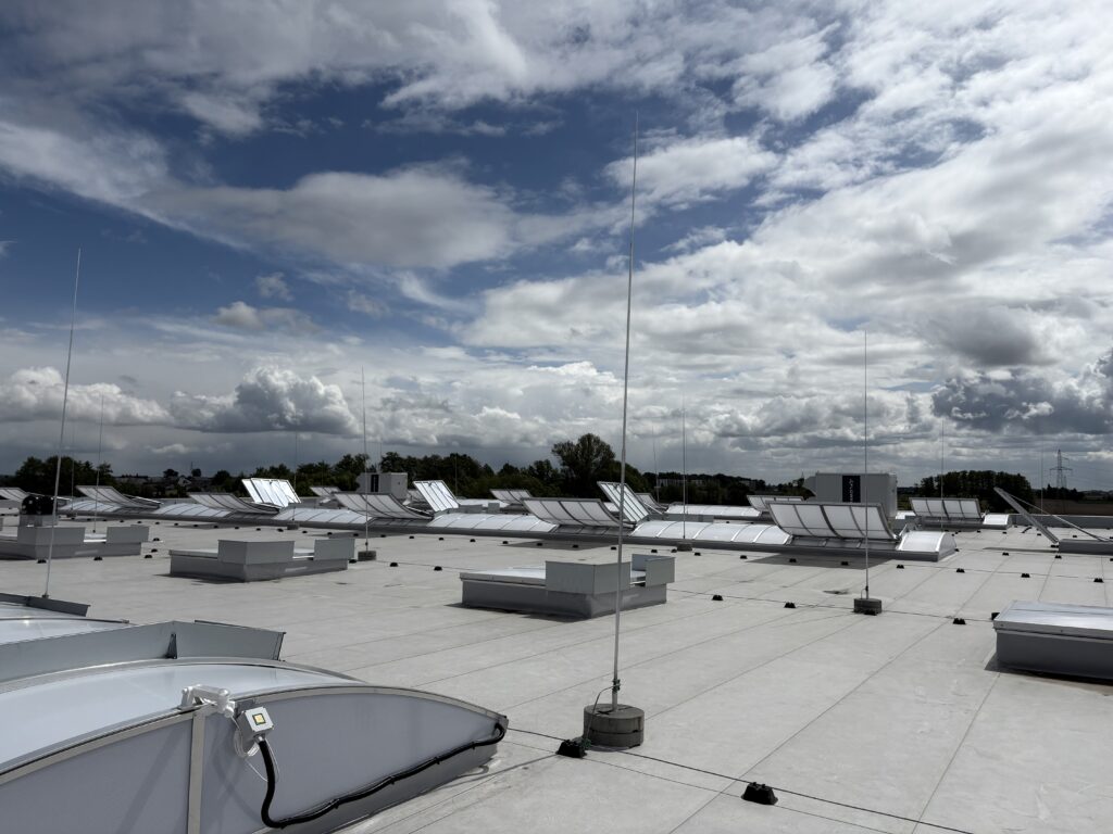 Klapy dymowe zamontowane na dachu hali magazynowej

