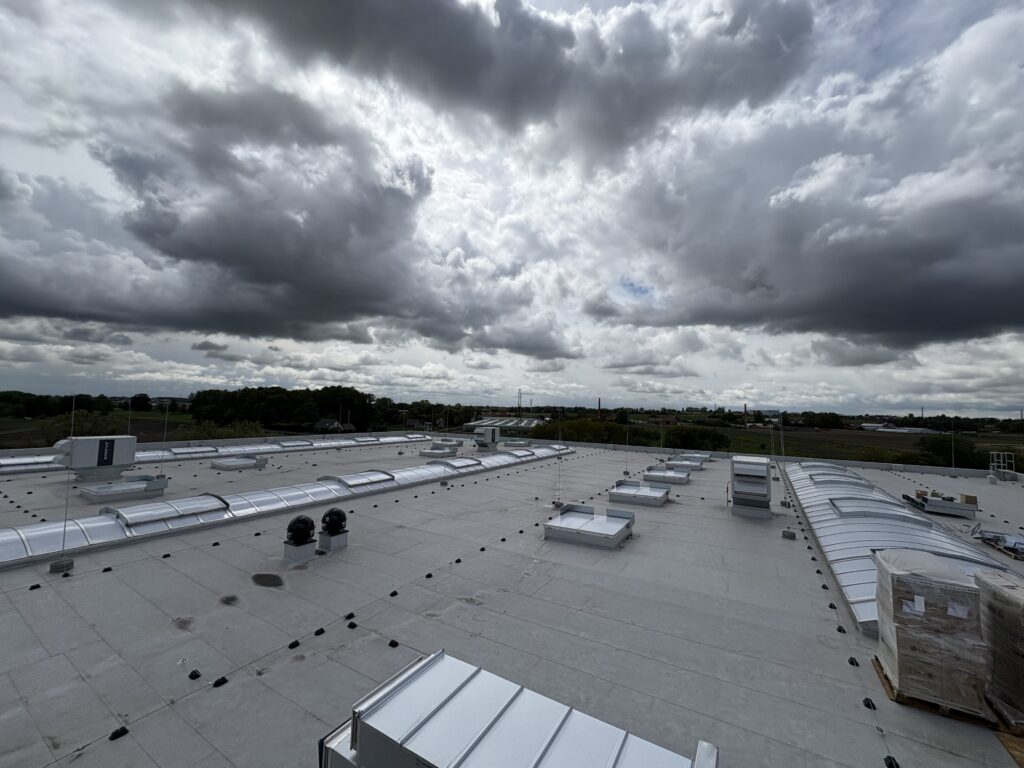 Klapy dymowe zintegrowane z instalacją przeciwpożarową na dachu hali

