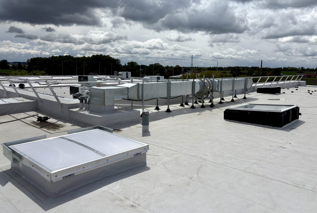 Zamontowane klapy dymowe w obiekcie przemysłowym – podobne rozwiązania stosuje się w klatkach schodowych budynków wielokondygnacyjnych