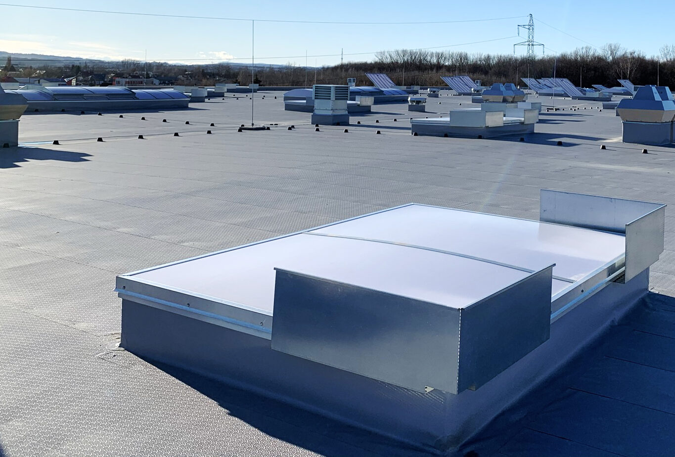 Szereg klap dymowych na dachu hali