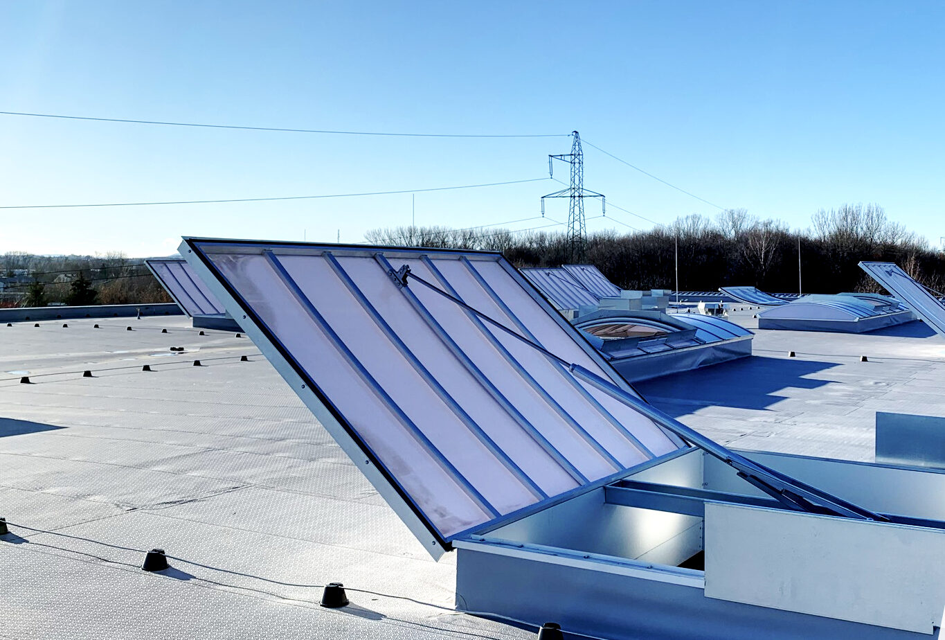 Otwarta klapa dymowa w trakcie audytu